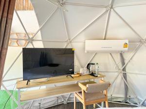 - scrivania con TV in tenda di EK-KA-NAKE ( เอกขเนก ) a Ko Larn