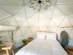 EK-KA-NAKE ( เอกขเนก ) في كو لان: غرفة نوم في خيمة القبة مع سرير