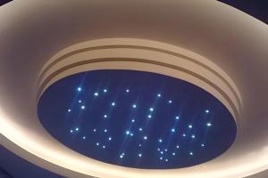 una habitación con un techo lleno de estrellas en Espaçoso & Aconchegante AP - Até 10 pessoas. en Santa Cruz do Sul