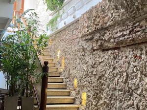 un muro di pietra con scale di fronte a un edificio di Casa Ebano 967 a Cartagena de Indias