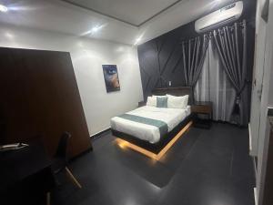 Letto o letti in una camera di 99 MOZILLA APARTMENTS AND SUITES