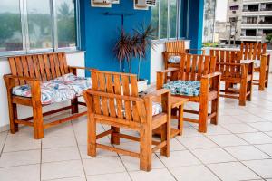 a group of wooden chairs sitting in a room at Orla de Araruama in Araruama