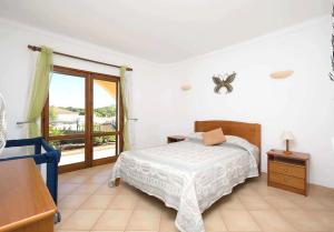 クアルテイラにあるLocated in an exclusive residential area of Vilamouraのベッドルーム1室(壁に蝶が描かれたベッド1台付)