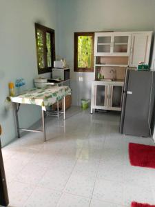 A kitchen or kitchenette at Chalisa Bukit House Lanta