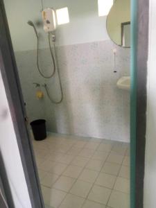 Bathroom sa Chalisa Bukit House Lanta