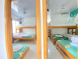 HOSTAL LAS FLORES客房内的一张或多张床位
