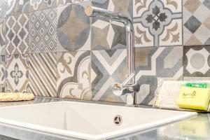 - Baño con lavamanos y grifo en Lovely & Modern flat in Heart of Castellón, en Castellón de la Plana
