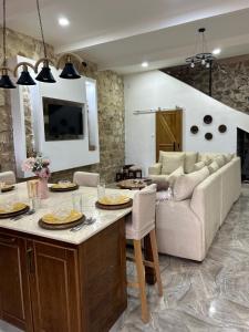 貝賈亞的住宿－Villa la crête，客厅配有桌子和沙发
