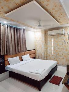 sypialnia z łóżkiem w pokoju w obiekcie Hotel Vallabh Vilas w mieście Hoshangābād