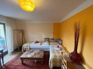 - une chambre avec 2 lits et une table dans l'établissement Gemütliches Appartment "LaWendel" mit Balkon am Waldrand, à Witzenhausen
