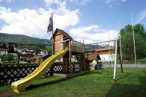 een speeltuin met een glijbaan en een huis bij Zugspitze 6,7 in Lermoos