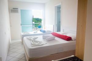 佛羅安那波里的住宿－Hotel Lacala，一间带两张床和镜子的浴室
