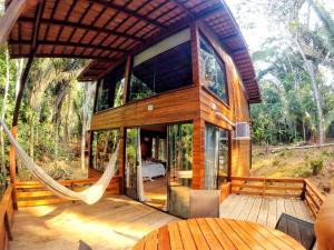 Amazon Premium Lodge في Careiro: منزل به أرجوحة على سطح السفينة