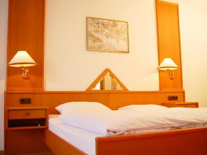 - une chambre avec 2 lits et un miroir dans l'établissement Gasthaus Debelius Beltershausen, à Marbourg