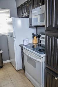 A cozinha ou cozinha compacta de I18 - DFW Condo Pool View Baylor 2BD2BA