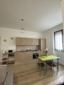 Una cocina con una mesa y sillas en una habitación. en Casa Luigi, en Como