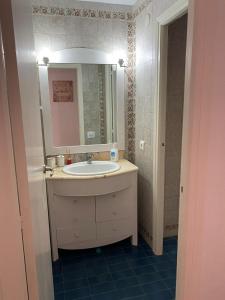 ein Bad mit einem Waschbecken und einem Spiegel in der Unterkunft Apartamento frente al Mediterraneo in Torreblanca