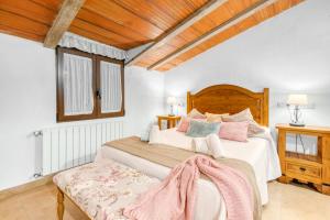 um quarto com uma cama grande e uma cabeceira em madeira em Luxe Mediterranean Masia BBQ Pool Chillout 