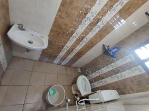 uma casa de banho com um WC e um lavatório em Sea Shade em Udupi