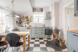 Kuhinja oz. manjša kuhinja v nastanitvi Hus med ateljé i Centrala Vaxholm