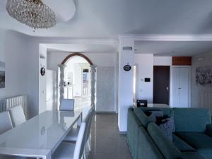 a living room with a couch and a table at Ca Freddy Apartment with lake view in Bellagio