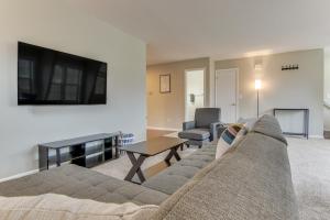 sala de estar con sofá y TV en Dog-Friendly Mills River Townhome Fire Pit, Yard!, en Mills River