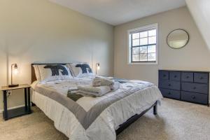 Un dormitorio con una cama grande y una ventana en Dog-Friendly Mills River Townhome Fire Pit, Yard!, en Mills River