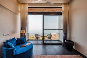 Khu vực ghế ngồi tại SaffronStays Mimosa Sunsets