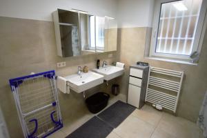 een badkamer met 2 wastafels en een spiegel bij Apartment in Stuttgart Bad Cannstatt/Nähe Stadtion in Stuttgart