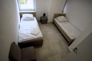 een kleine kamer met 2 bedden en een raam bij Apartment in Stuttgart Bad Cannstatt/Nähe Stadtion in Stuttgart