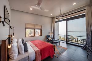 Giường trong phòng chung tại SaffronStays Mimosa Sunsets