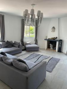 アリカンテにあるCasa Beavanのソファと暖炉のあるリビングルーム