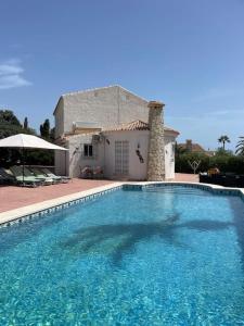 アリカンテにあるCasa Beavanの家の前の大型スイミングプール