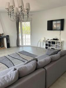 アリカンテにあるCasa Beavanのソファとテレビのあるリビングルーム +37枚の写真