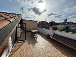 un balcón con un banco y una mesa en un edificio en Ale e Nau en Roma