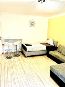 Zimmer mit einem Bett, einem Tisch und einem Sofa in der Unterkunft Lister platz Apartment in Hannover