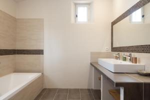 Łazienka w obiekcie Le Mas Paradou, 5 chambres, piscine privée, accès au village à pied