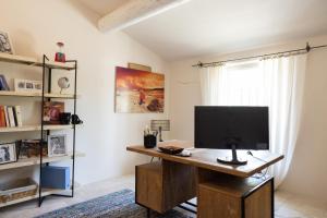 Telewizja i/lub zestaw kina domowego w obiekcie Le Mas Paradou, 5 chambres, piscine privée, accès au village à pied
