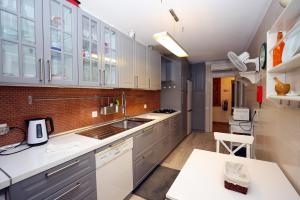 Kuchyň nebo kuchyňský kout v ubytování C27 - Torraltinha Way Apartment