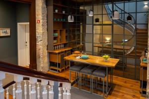 une salle à manger avec une table et un escalier dans l'établissement Santa Catarina FLH Suites, à Porto