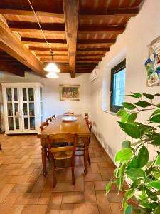 comedor con mesa de madera y sillas en Intero Appartamento con Private Pool e Jacuzzi Podere Settefrati, en Montaione