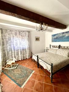 1 dormitorio con cama y lámpara de araña en Intero Appartamento con Private Pool e Jacuzzi Podere Settefrati, en Montaione