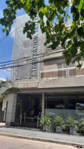 un edificio con un gran edificio en el fondo en Libertador Hotel en La Rioja