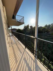 einen Balkon eines Hauses mit Geländer in der Unterkunft SV Hotel Batumi in Makhinjauri