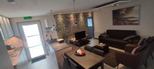 Posezení v ubytování Maas Chalet Aldeneik + 18 fotografií