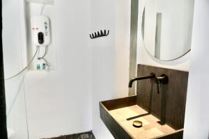 Billede fra billedgalleriet på Silom Soi 3 Hash Apartment hip and funky with rooftop view i Bangkok + 21 billeder