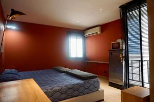 En eller flere senge i et værelse på Silom Soi 3 Hash Apartment hip and funky with rooftop view