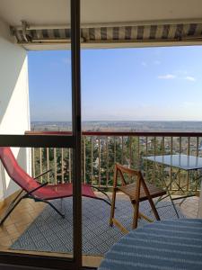 Zimmer mit einem Balkon mit einem Stuhl und einem Tisch in der Unterkunft Les-Hauts-de-Montrichard-Nid douillet ! in Montrichard