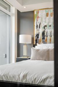 - une chambre avec un lit et une peinture murale dans l'établissement Westview Luxury Suites, à Ottawa