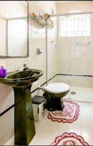 y baño con lavabo y aseo. en Quarto com / Bosque / Estoril / SJC, en São José dos Campos